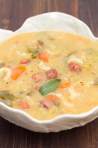 Sup sayuran dengan kacang-kacangan, bayam dan pasta dalam mangkuk putih — Stok Foto
