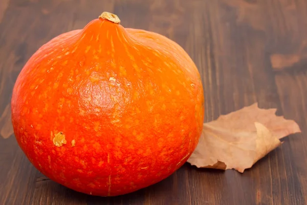 Pumpkin on wooden background — Stock Photo, Image