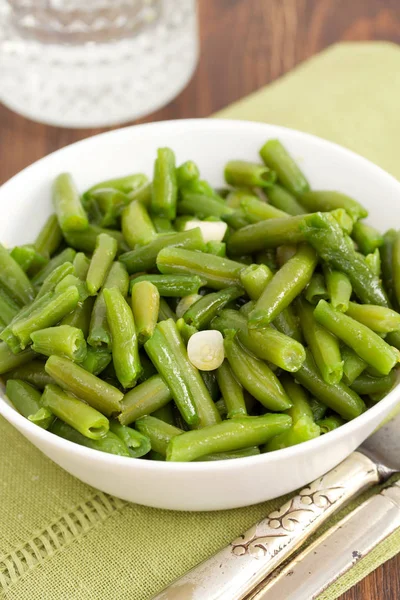 Beyaz kase sarımsaklı haşlanmış yeşil fasulye