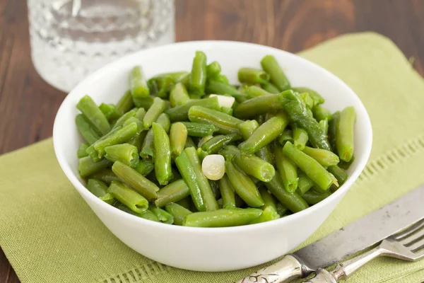 Boiled green beans with garlic in white bowl — Stock Photo, Image
