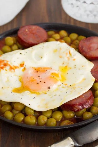 Tütsülenmiş sosis ve bezelye ile kızarmış yumurta — Stok fotoğraf