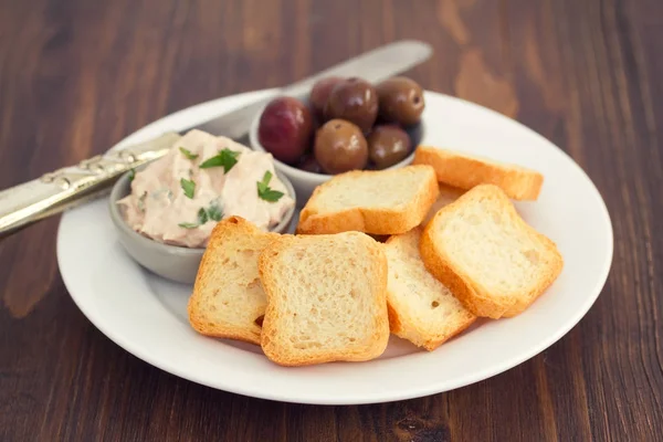 Tost balık ezme ve beyaz tabakta zeytin ile — Stok fotoğraf