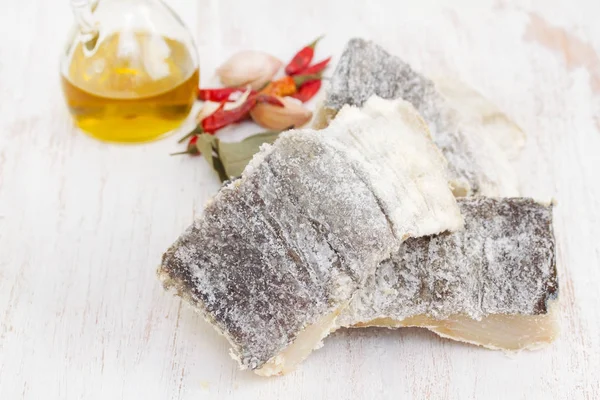 Bacalao seco salado sobre fondo de madera blanca —  Fotos de Stock