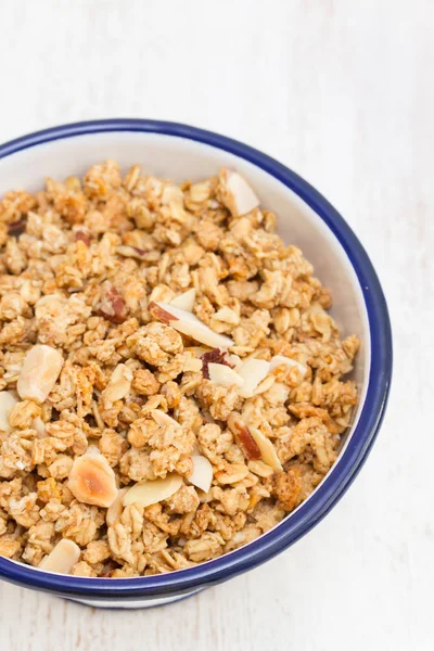 Granola ahşap arka plan üzerinde kase fındık