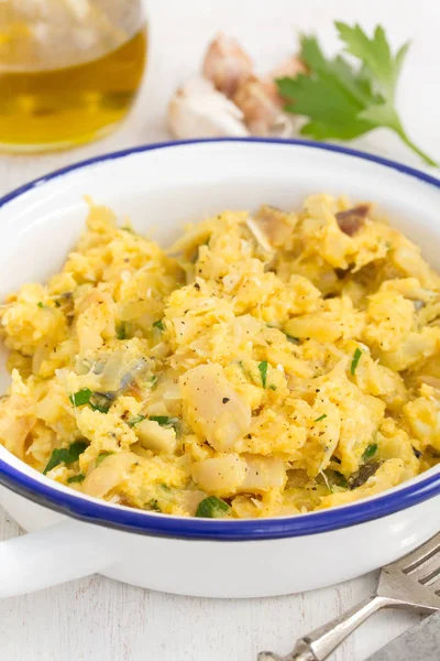 yumurta ve otlar üzerinde beyaz yemek morina balığı