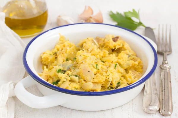 yumurta ve otlar üzerinde beyaz yemek morina balığı