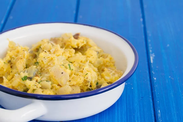 Bacalhau com ovo e ervas no prato branco — Fotografia de Stock