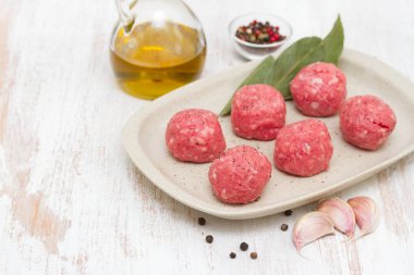 ahşap arka plan üzerinde çanak üzerinde çiğ köfte