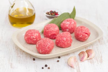 ahşap arka plan üzerinde çanak üzerinde çiğ köfte