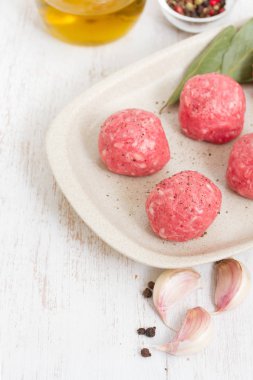 ahşap arka plan üzerinde çanak üzerinde çiğ köfte