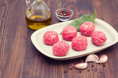 ahşap arka plan üzerinde çanak üzerinde çiğ köfte