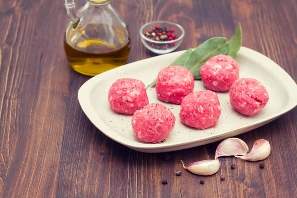 ahşap arka plan üzerinde çanak üzerinde çiğ köfte