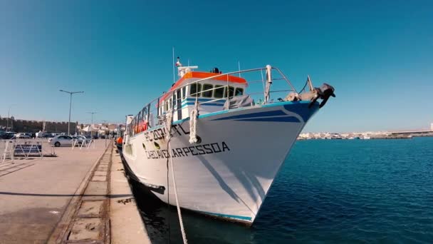 Barco em Peniche, PORTUGAL - 4 de setembro de 2017 — Vídeo de Stock