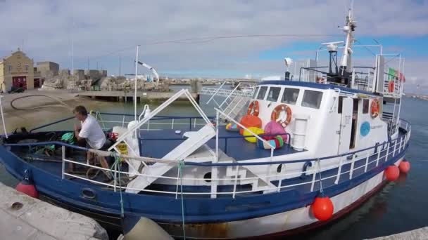Csónak, Peniche, Portugália - 2017. szeptember 4. — Stock videók