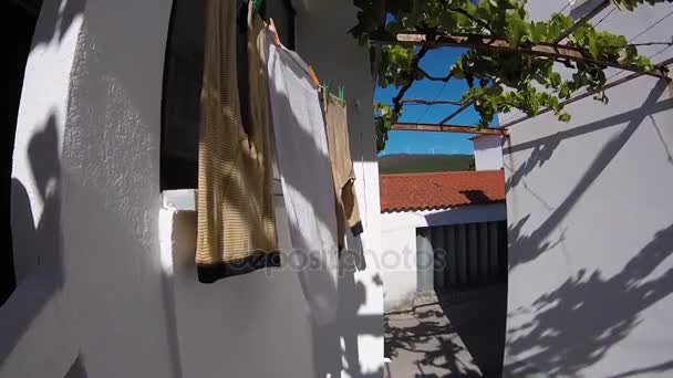 Secar la ropa en la ventana en un día soleado y ventoso — Vídeos de Stock