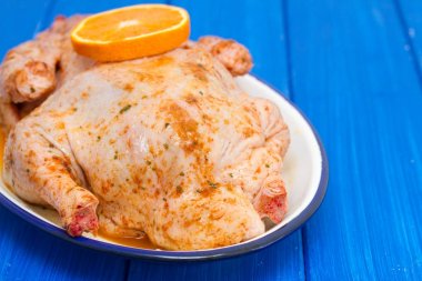 baharatlar ve turuncu beyaz çanak üzerinde ham ördek