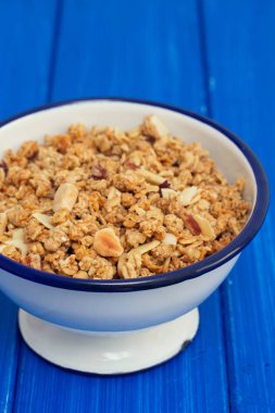 Granola ahşap arka plan üzerinde kase fındık