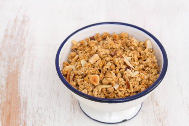 Granola ahşap arka plan üzerinde kase fındık