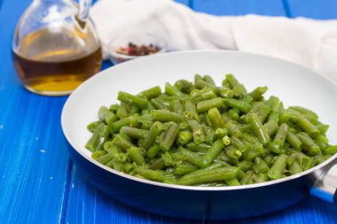 kızartma tavası ahşap zemin üzerine yeşil fasulye