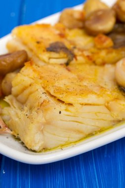 Kızarmış Morina balığı kestane ve beyaz tabak patates ile