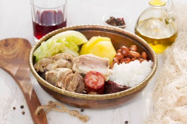 tipik Portekizce cozido bir portuguesa çanağı.