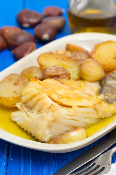 Bacalao frito con castañas y patata en plato blanco —  Fotos de Stock