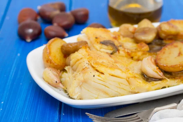 Bacalao frito con castañas y patata en plato blanco — Foto de Stock