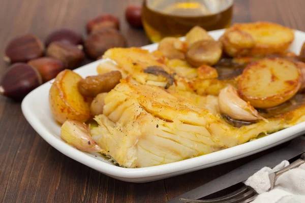 Smażony dorsz z kasztanów i ziemniaków na biały danie — Zdjęcie stockowe