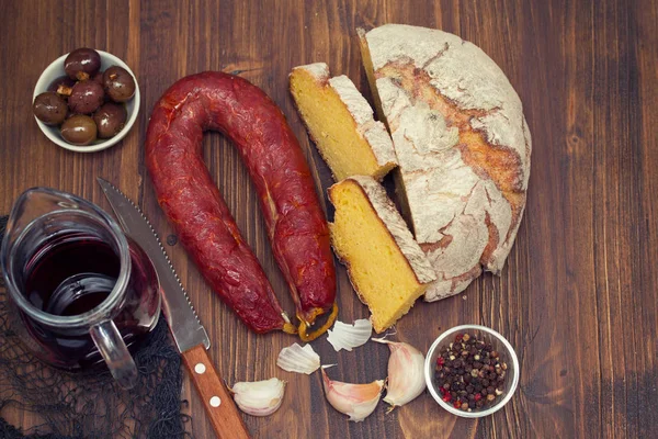 木製の背景にトウモロコシのパンとソーセージ チョリソをスモーク — ストック写真