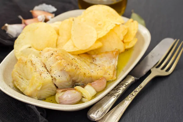 Bacalhau frito com alho e batata no prato — Fotografia de Stock