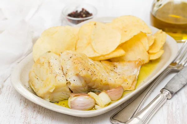 Bacalao frito con ajo y patata en el plato — Foto de Stock