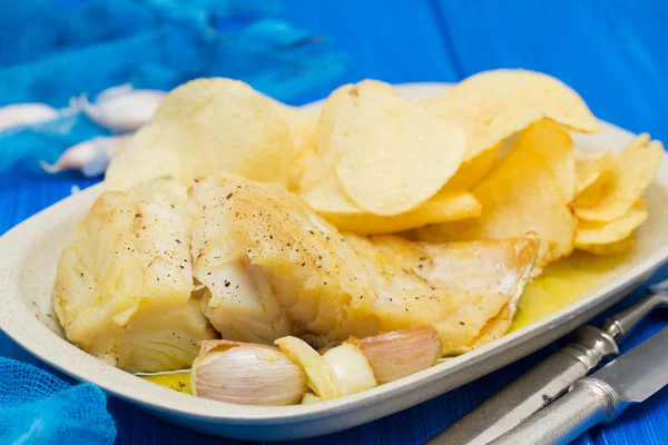 Bacalhau frito com alho e batata no prato — Fotografia de Stock