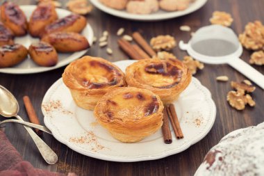 Beyaz tabak pastel de nata tipik Portekizce tatlı