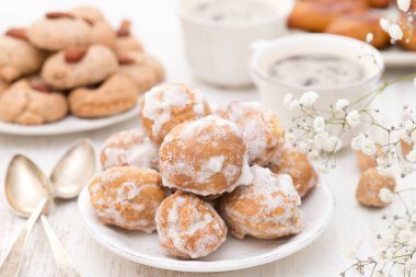 ahşap arka plan üzerinde beyaz tabakta Portekizce tatlı