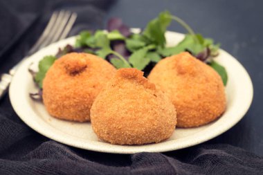 Beyaz çanak üzerinde geleneksel Portekiz appetazer