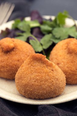 Beyaz çanak üzerinde geleneksel Portekiz appetazer