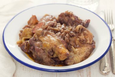 Beyaz tabak içinde kırmızı şarap ile hazırlanan tavuk