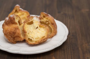 Beyaz çanak üzerinde tipik Portekizli Noel kurabiyeleri