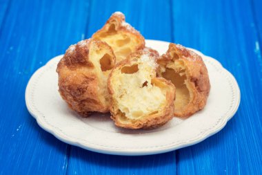 Beyaz çanak üzerinde tipik Portekizli Noel kurabiyeleri