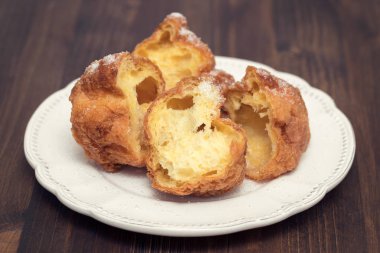 Beyaz çanak üzerinde tipik Portekizli Noel kurabiyeleri