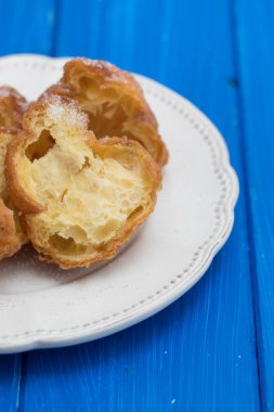 Beyaz çanak üzerinde tipik Portekizli Noel kurabiyeleri