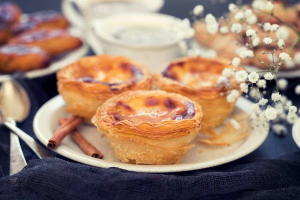 Beyaz tabak pastel de nata geleneksel Portekiz tatlı