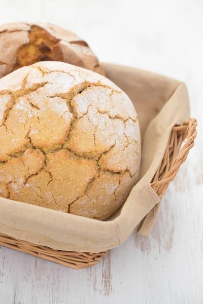 Pan de maíz sobre fondo de madera —  Fotos de Stock