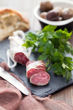 Geleneksel İspanyol sosis Fuet siyah seramik zemin üzerine