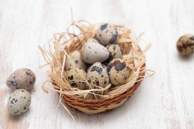 bıldırcın yumurtası ahşap arka plan üzerinde küçük tabak