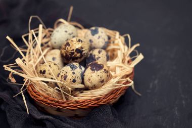 bıldırcın yumurtası ahşap arka plan üzerinde küçük tabak