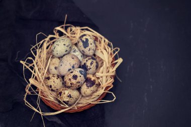 bıldırcın yumurtası ahşap arka plan üzerinde küçük tabak