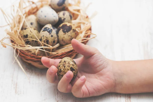 Vaktelägg i liten skål på trä bakgrund — Stockfoto