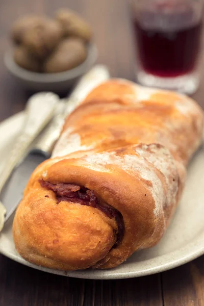 Bread with smoked sausage on plate and red wine — Stock Photo, Image