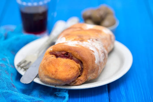 Brood met gerookte worst op plaat — Stockfoto